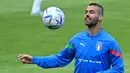 Bek Italia Leonardo Spinazzola memainkan bola selama sesi latihan tim nasional di Moenchengladbach, Jerman barat, Senin (13/6/2022). Jerman dan Italia akan kembali duel pada matchday 4 Grup 3 UEFA Nations League A 2022/2023 di Borussia-Park, Rabu 15 Juni 2022 dini hari WIB. (Ina FASSBENDER / AFP)