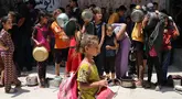 Anak-anak Palestina menunggu di titik distribusi makanan di Nuseirat, Jalur Gaza bagian Tengah, pada 23 Juni 2025. (Eyad BABA/AFP)