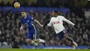 Gelandang Chelsea Mateo Kovacic berebut bola dengan penyerang Tottenham Hotspur Steven Bergwijn pada laga pekan ke-23 Liga Inggris 2021/22 di Stamford Bridge, Senin dini hari WIB (24/1/2022). Chelsea menang dengan skor 2-0. (AP Photo/Kirsty Wigglesworth)