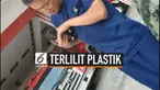 Nasib buruk dialami seekor anak anjing di China. Lahernya terlilit sampah botol plastik dan berhasil diselamatkan setelah 10 menit oleh petugas pemadam kebakaran.