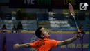 Tunggal putra Indonesia, Anthony Ginting, mengembalikan kok saat melawan Soong Joo Ven pada final beregu SEA Games 2019 di Multinlupa Sport Center, Filipina, Rabu (4/12/2019). Ginting menang 13-21, 21-15, dan 21-18. (Bola.com/M Iqbal Ichsan)