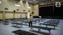 Petugas Satpol PP mengecek tempat karantina untuk pendatang tanpa SIKM di Gedung Auditorium Gelanggang Remaja Gambir, Jakarta, Rabu (27/5/2020). (Liputan6.com/Faizal Fanani)