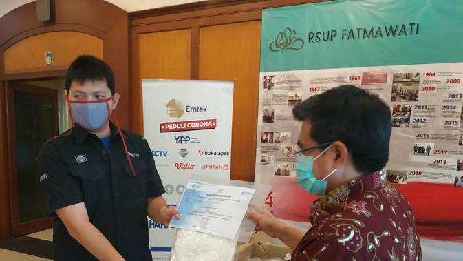 EMTEK Peduli Corona Melalui Yayasan Pundi Amal Peduli Kasih (YPP) Menyerahkan APD Kepada RS Fatmawati. (EMTEK)