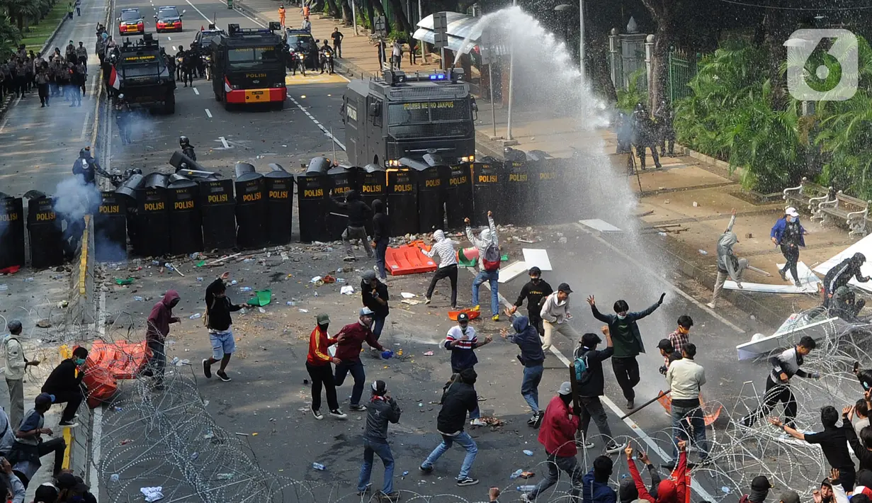 Polisi terlibat bentrok dengan pengunjuk rasa yang menolak UU Cipta Kerja di kawasan Patung Kuda, Jakarta, Kamis (8/10/2020). (merdeka.com/Arie Basuki)