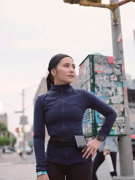 Sementara itu, Omara tampil sama sporty-nya dalam zip-up long-sleeve top navy dan celana pendek hitam, serta sneakers putih kekar yang menunjang penampilannya sebagai pria aktif dan kasual. Ia juga mengenakan topi hitam dan tas pinggang senada, mempertegas aura maskulin yang simpel namun tetap modis.