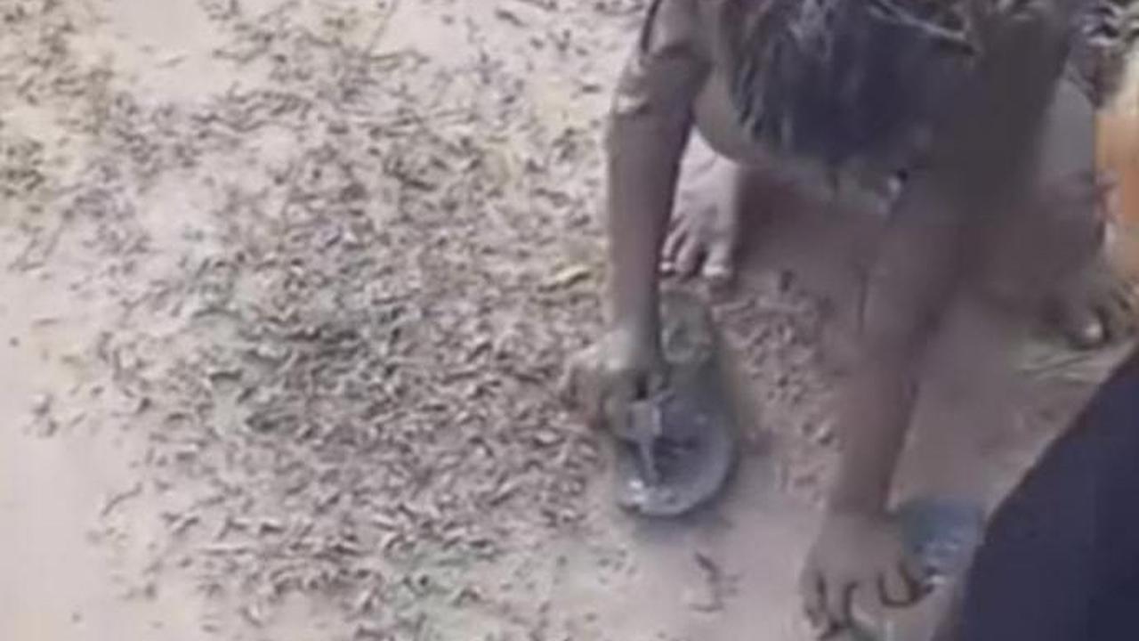 Viral Bocah Dicekoki Arak Madu Oleh Temannya, Sempoyongan dan Badan Dipenuhi Lumpur Tergeletak di Jalan