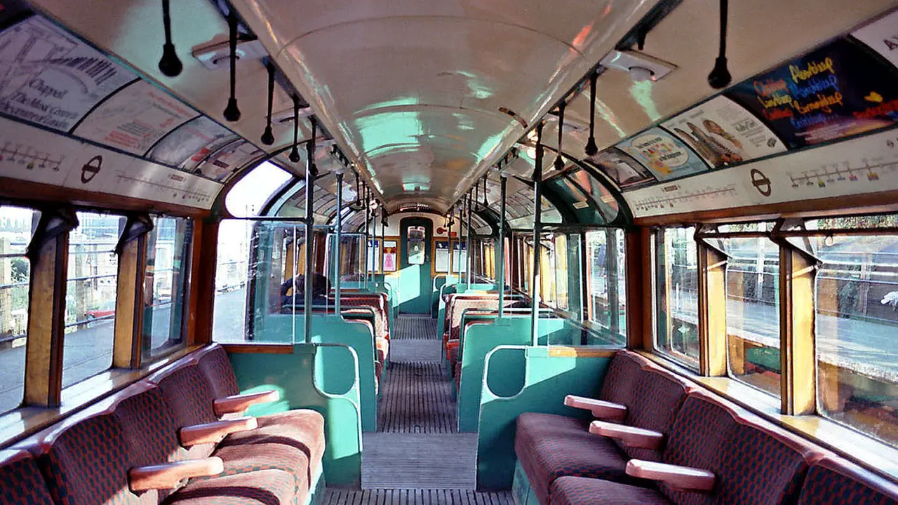 Salah satu kondisi gerbong (pra-insiden) dalam kecelakaan kereta bawah tanah London Underground di Moorgate 1975 (Wikimedia Commons)