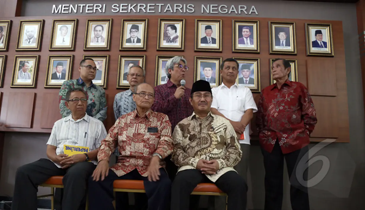 Tim 9 memberikan keterangan pers terkait rekomendasi kisruh KPK vs Polri, Jakarta, Rabu (28/1/2015). (Liputan6.com/Faizal Fanani)