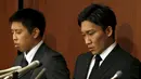 Pebulutangkis Jepang, Kento Momota (kanan) dan Kenichi Tago saat mengakui bermain judi di sebuah kasino ilegal pada konferensi pers di Tokyo, Jumat (8/4). Hal itu membuat keduanya terancam tak akan ikut serta pada ajang Olimpiade 2016 (REUTERS/Issei Kato)