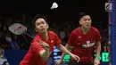 Ganda Putra, Hendra Setiawan dan Boon Heong Taan saat laga melawan Hiroyuki Endo/Yuta Watanabe di babak 32 besar Indonesia Open 2017 di Jakarta, Rabu (14/6). Hendra Setiawan/Boon Heong Taan unggul 10-21, 26-24, 23-21. (Liputan6.com/Helmi Fithriansyah)