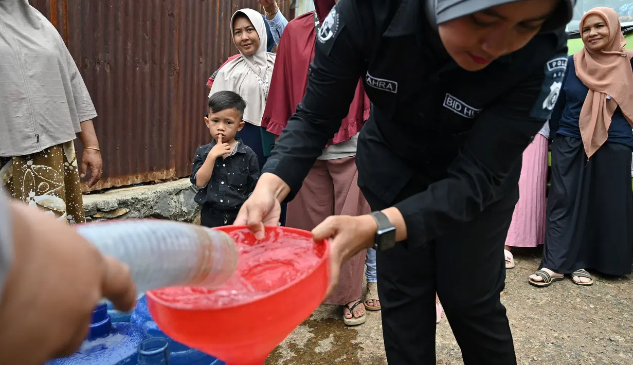 Musim kemarau menyebabkan ketinggian air di sumur bor terus menurun. (Chaideer Mahyuddin/AFP)