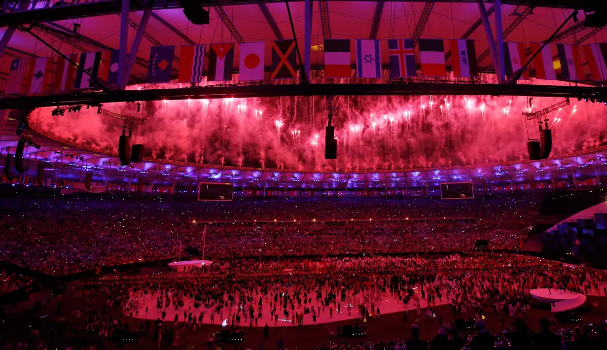 Pesta kembang api ikut memeriahkan Olimpiade 2016 di Rio de Janeiro, Brasil, (5/8). Di hadapan 50 ribu penonton pesta kembang api warna-warni menambah semarak Olimpiade 2016. (REUTERS/Adrees Latif )