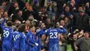 Pemain Chelsea, Trevoh Chalobah merayakan golnya di depan suporter dalam laga lanjutan Liga Inggris 2025/2026 melawan Chelsea di Stamford Bridge, London, Minggu (30/11/2025). (AP Photo/Ian Walton)
