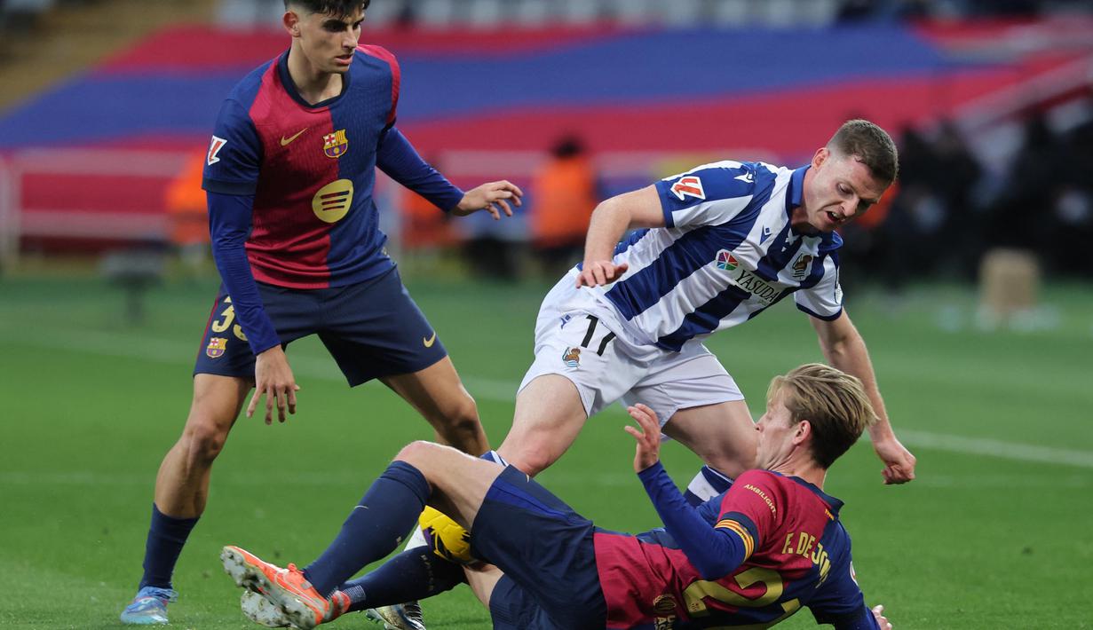 Menjamu Real Sociedad pada laga ke-26 Liga Spanyol 2024/2025, Barcelona tampil mendominasi. Barcelona menang empat gol tanpa balas. (LLUIS GENE/AFP)