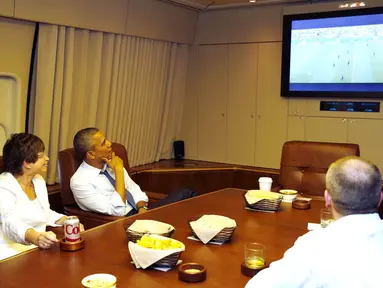 Di dalam pesawat Air Force One menuju Minnesota, Presiden Barack Obama (kedua dari kiri) menyaksikan langsung laga AS kontra Jerman di penyisihan Piala Dunia 2014, (26/6/2014). (REUTERS/Larry Downing) 