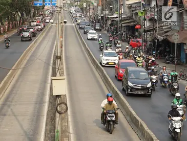 Pengendara motor menerobos jalur bus Transjakarta di kawasan Pasar Rumput, Jakarta, Jumat (15/9/2019). PT Transportasi Jakarta bersama Dirlantas Polda Metro Jaya akan menerapkan tilang elektronik atau Electronic Traffic Law Enforcement (ETLE) mulai 1 Oktober 2019. (Liputan6.com/Immanuel Antonius)