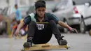 Seorang anak berpartisipasi dalam perlombaan jalanan tradisional "carruchas", sebutan untuk mobil kayu darurat di Caracas, Venezuela, Sabtu (18/12/2021). Anak-anak menikmati perlombaan yang menandai 10 tahun melestarikan tradisi ini. (AP Photo/Ariana Cubillos)
