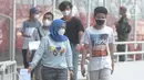 Sejumlah anak mengikuti vaksinasi covid-19 di Stadion Utama Gelora Bung Karno (GBK), Senayan, Jakarta, Sabtu (3/7/2021). Pemprov DKI menggelar vaksinasi COVID-19 massal bagi anak usia 12-17 tahun di Stadion GBK selama dua hari, yakni pada 3-4 Juli 2021. (merdeka.com/Imam Buhori)