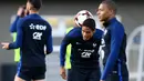 Aksi pemain Prancis, Raphael Varane mengontrol bola pada sesi latihan di Clairefontaine-en-Yvelines, (3/10/2017). Prancis melakukan persiapan jelang melawan Bulgaria. (AFP/Franck Fife)