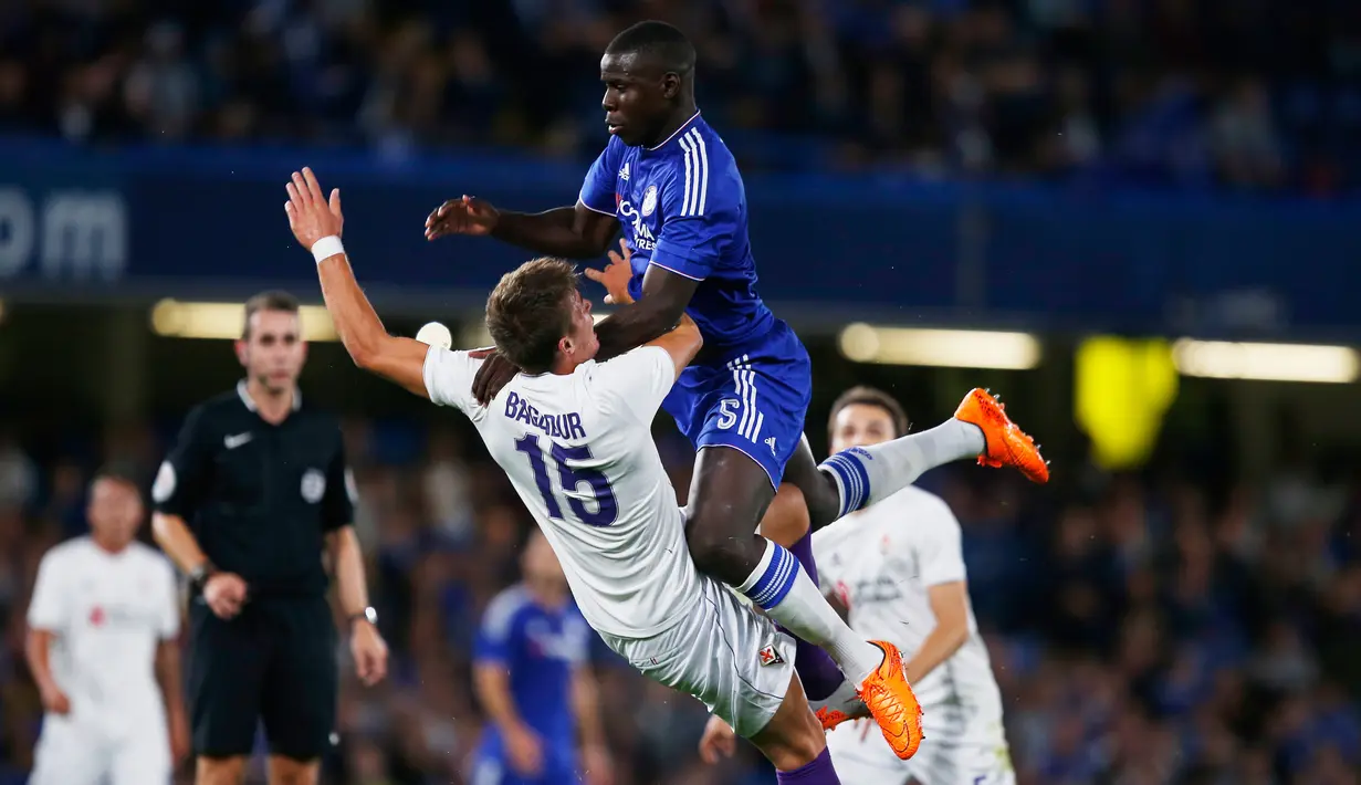 Bek Chelsea Kurt Zouma (atas) berebut bola dengan penyerang Fiorentina Ricardo Bagadur pada laga International Champions Cup di Stadion Stamford Bridge, Inggris, Kamis (6/8/2015).  Chelsea dipermalukan Fiorentina dengan skor 0-1. (Reuters/Peter Cziborra)