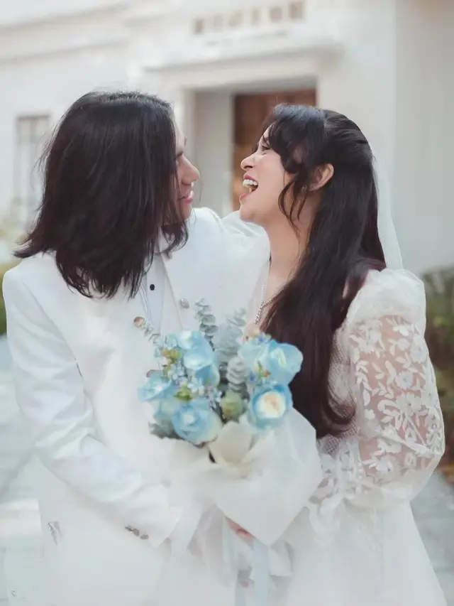 6 Potret Busana Nikah Ayushita dan Gerald Situmorang, Modern-Vintage Penuh Romansa