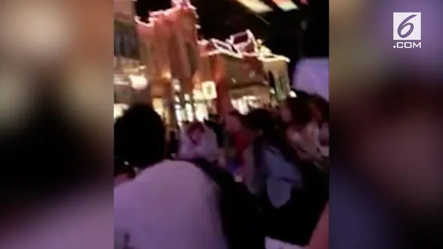 Pengunjung Disneyland di Jepang mendadak panik saat gempa kuat mengguncang.