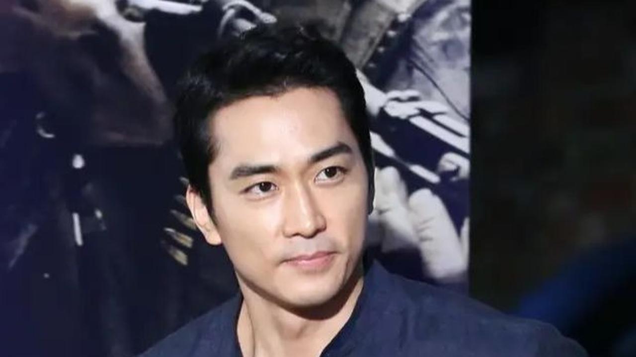 Meskipun telah mencapai usia 40-an, mereka tetap menjadi idola bagi banyak penggemar wanita. Bagaimana mereka menjalani kehidupan percintaan mereka? Mari kita lihat beberapa aktor Korea yang masih betah jomblo di usia 40-an.