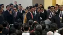 Presiden Jokowi bersalaman dengan sejumlah pebisnis Jepang sebelum meninggalkan lokasi Indonesia Business Forum untuk makan siang, Tokyo, Selasa (24/3/2015). Presiden Joko Widodo berada di Jepang untuk kunjungan empat hari. (REUTERS /Yuya Shino)