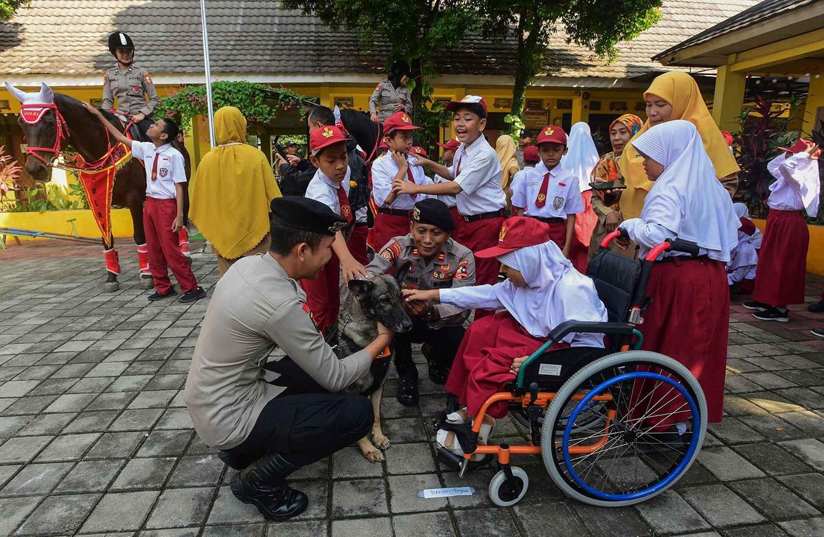 FOTO: Semangat Murid SLB Belajar Bersama Anjing K-9 Mabes Polri