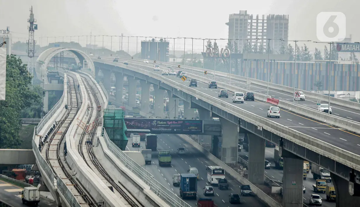 Sejumlah kendaraan roda empat melintas di Tol Layang Jakarta-Cikampek (Japek) II di Tambun, Kabupaten Bekasi, Jawa Barat, Senin (16/12/2019). Tol Layang Japek II diresmikan oleh Presiden Joko Widodo atau Jokowi pada  12 Desember 2019. (Liputan6.com/Faizal Fanani)