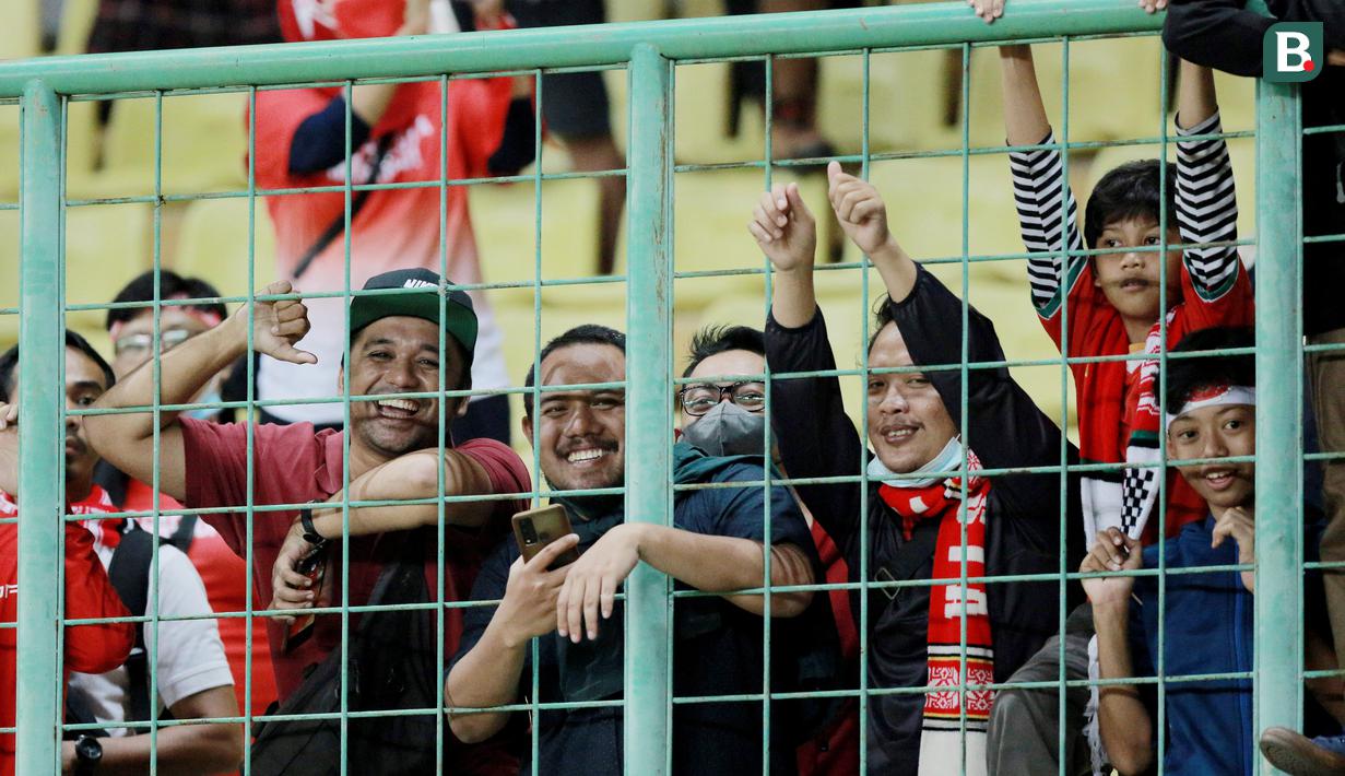 <p>Sejumlah suporter memberi dukungan saat Timnas Indonesia U-19 melawan Brunei Darussalam pada laga kedua Grup A Piala AFF U-19 2022 di Stadion Patriot Candrabhaga, Bekasi, Senin (4/7/2022). (Bola.com/M Iqbal Ichsan)</p>