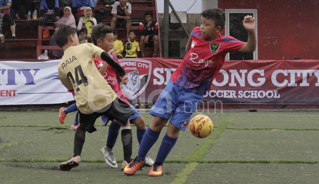 Pemain Abstrax FA (kiri) berebut bola dengan pemain Bedok YS Singapura dalam laga U-10 Serpong City International Soccer Tournament di Sabnani Park, Tangerang Selatan. Sabtu (3/12/2016). (Bola.com/Arief Bagus)