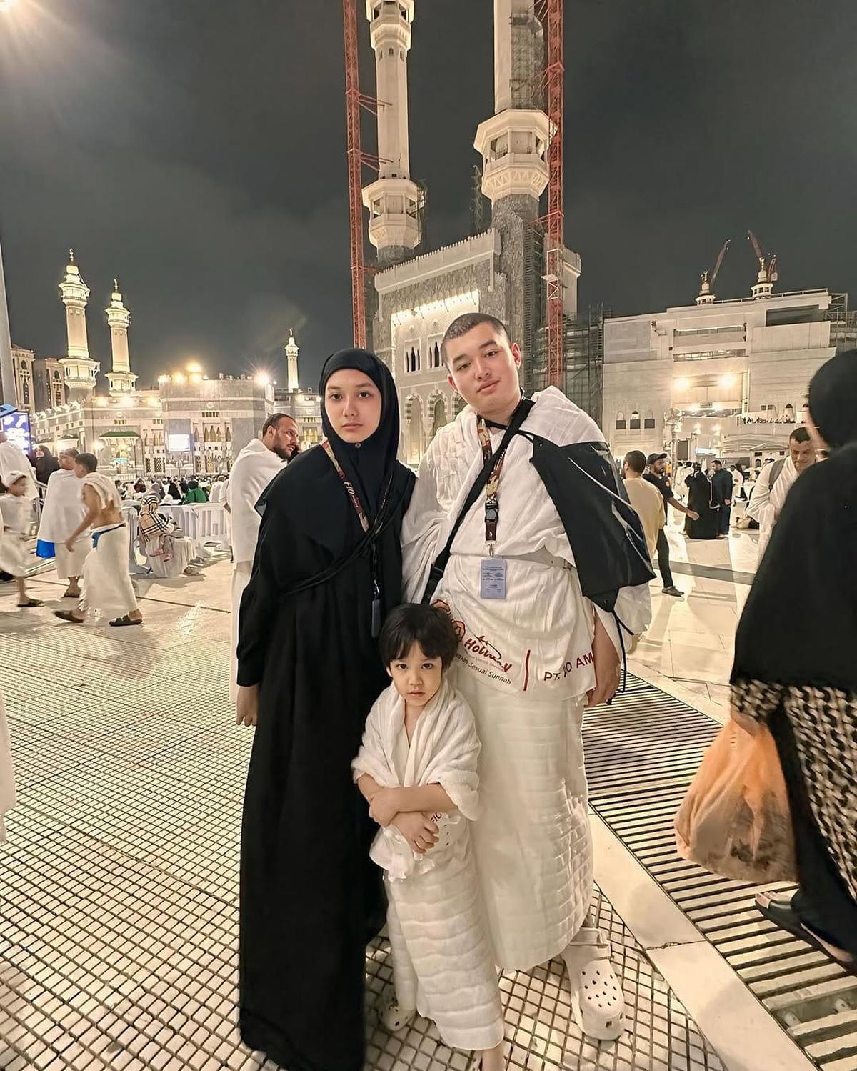 Potret Lyra Virna Umroh Ditemani Anak-anak yang Kian Dewasa