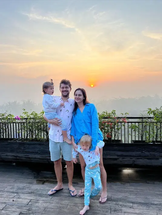 "Kami menghabiskan akhir pekan di Plataran Borobudur, Jawa Indonesia dan itu sangat menyenangkan!," tulis Marissa dalam bahasa Inggris. [Instagram/marissaln]