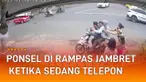 Terekam CCTV detik-detik ponsel ibu-ibu dirampas jambret. Kejadian itu terjadi di pinggir Jalan Raya Chairil Anwar, Bekasi Timur.