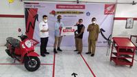 PT Astra Honda Motor memberikan donasi kepada dua SMK yang menerapkan kurikulum Teknik dan Bisnis Sepeda Motor Astra Honda. (Septian/Liputan6.com)