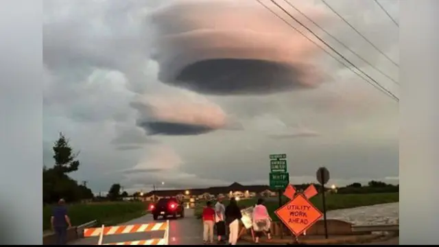 Fenomena sangkakala berlanjut pada kemunculan awan misterius yang mirip UFO. Masyarakat pun kembali menarik nafas terkejut.