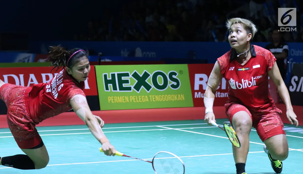 Ganda putri Indonesia Greysia Polii/Apriyani Rahayu saat melawan Yuki FukuShima/Sayaka Hirota (Jepang) di 8 besar Indonesia Open 2018, Istora GBK, Jumat (6/7). Greysia/Apriyani kalah 14-21,20-22. (Liputan6.com/Helmi Fithriansyah)