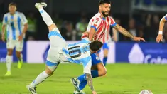 Megabintang Timnas Argentina, Lionel Messi tak mampu menyelamatkan La Albiceleste dari kekalahan saat melawan Paraguay di Kualifikasi Piala Dunia 2026 zona CONMEBOL yang berlangsung di Estadio Defensores del Chaco, Jumat (15/11/2024) pagi WIB. (Photo by Daniel Duarte / AFP)