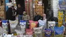 Pedagang bahan makanan di pasar Jamila Baghdad, Irak, Rabu, 9 Maret 2022. Harga makanan, bahan bakar, dan bahan konstruksi naik 20 hingga 50 persen di Irak, karena situasi perang saat ini di Ukraina. (AP Photo/Hadi Mizban)