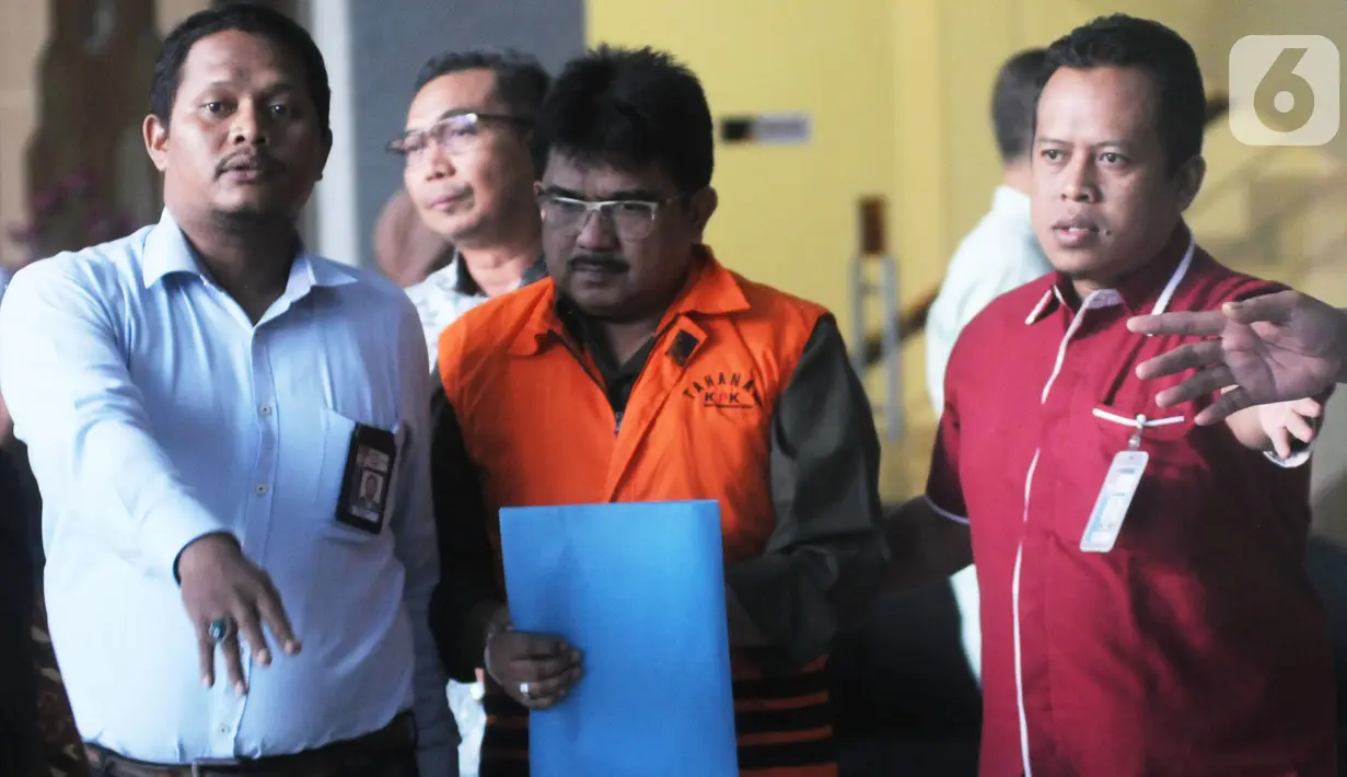 Mantan Kepala Kantor Pelayanan Pajak (KPP) Penanaman Modal Asing (PMA) Tiga Kanwil Jakarta Khusus, Yul Dirga yang juga tersangka mengenakan rompi oranye usai menjalani pemeriksaan di Gedung KPK, Jakarta, Kamis (3/10/2019). (merdeka.com/Dwi Narwoko)