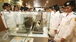 Pasukan pengibar bendera pada HUT RI ke-71 melihat koleksi Museum Polri, Jakarta, (19/8). Kunjungan mereka untuk mengetahui gambaran sejarah dan kinerja polisi secara lebih dekat. (Liputan6.com/Immanuel Antonius)