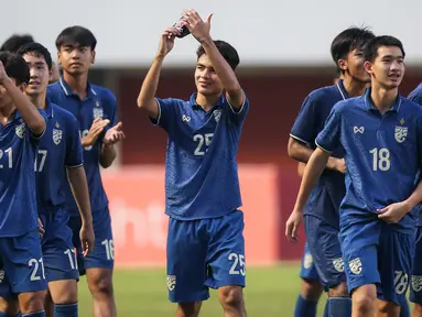 Timnas Thailand U-16 berhasil merebut peringkat ke-3 Piala AFF U-16 2022 usai mengalahkan Myanmar U-16 dengan skor 3-0 dalam laga yang digelar di Stadion Maguwoharjo, Sleman, Jumat (12/8/2022) sore WIB. Seluruh tiga gol kemenangan Thailand U-16 dicetak di babak kedua. (Bola.com/Bagaskara Lazuardi)