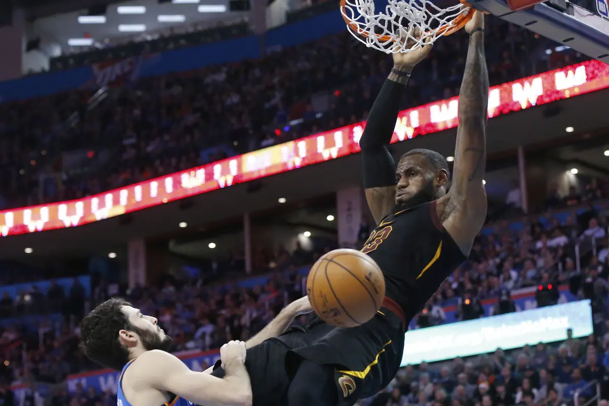 Pemain Cavaliers LeBron James melakukan dunk saat melawan Thunder