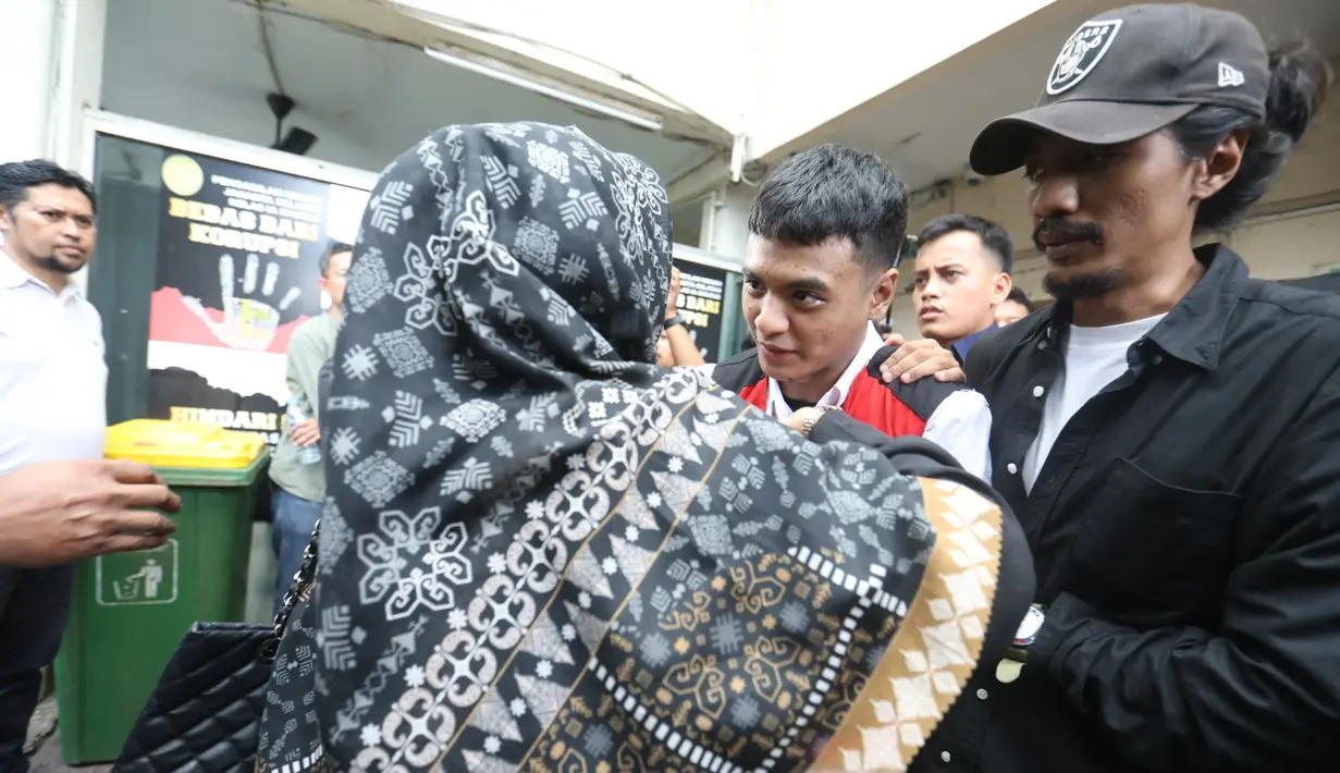 Keluarga Vadel Badjideh syok mendengar vonis yang diberikan Majelis Hakim Pengadilan Negeri Jakarta Selatan. (Kapanlagi.com/Budy Santoso)