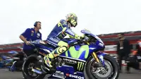 Pebalap Movistar Yamaha, Valentino Rossi, enggan memperpanjang perdebatan soal ban depan alternatif Michelin yang batal diuji coba pada MotoGP Argentina, 7-9 April 2017. (Motorsport)