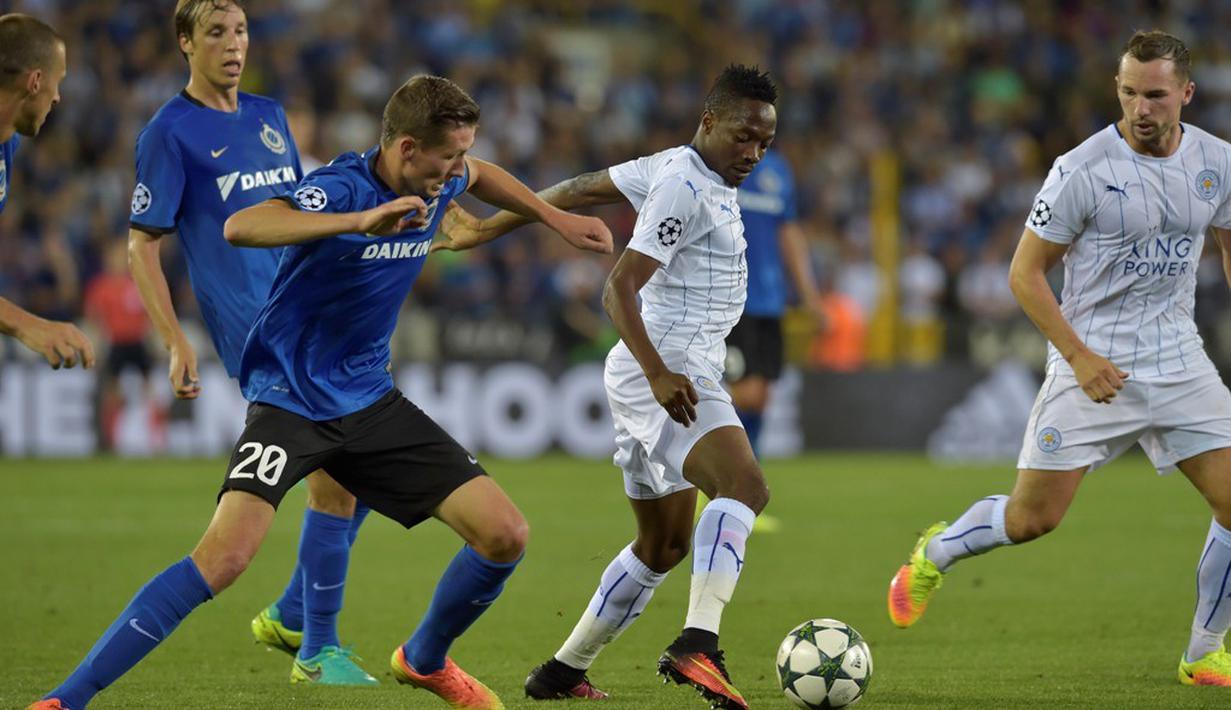 Pemain Leicester City, Ahmed Musa (tengah), berebut bola dengan pemain Club Brugge, Hans Vanaken, pada laga Liga Champions Grup G, di Jan Bredelstadion, Brugge, Kamis (15/9/2016) dini hari WIB. (Reuters/Eric Vidal)