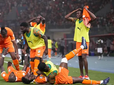 Tuan rumah Pantai Gading harus melalui pertarungan sengit melawan Mali untuk melaju ke babak semifinal. Mereka bersusah payah menang 2-1 hingga babak extra time. (AP Photo/Sunday Alamba)