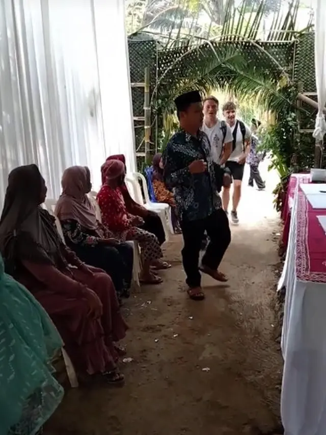 Momen Kocak Turis Asing Jadi Tamu Tak Diundang, Mau Melintas Malah Diajak Makan di Hajatan Warga