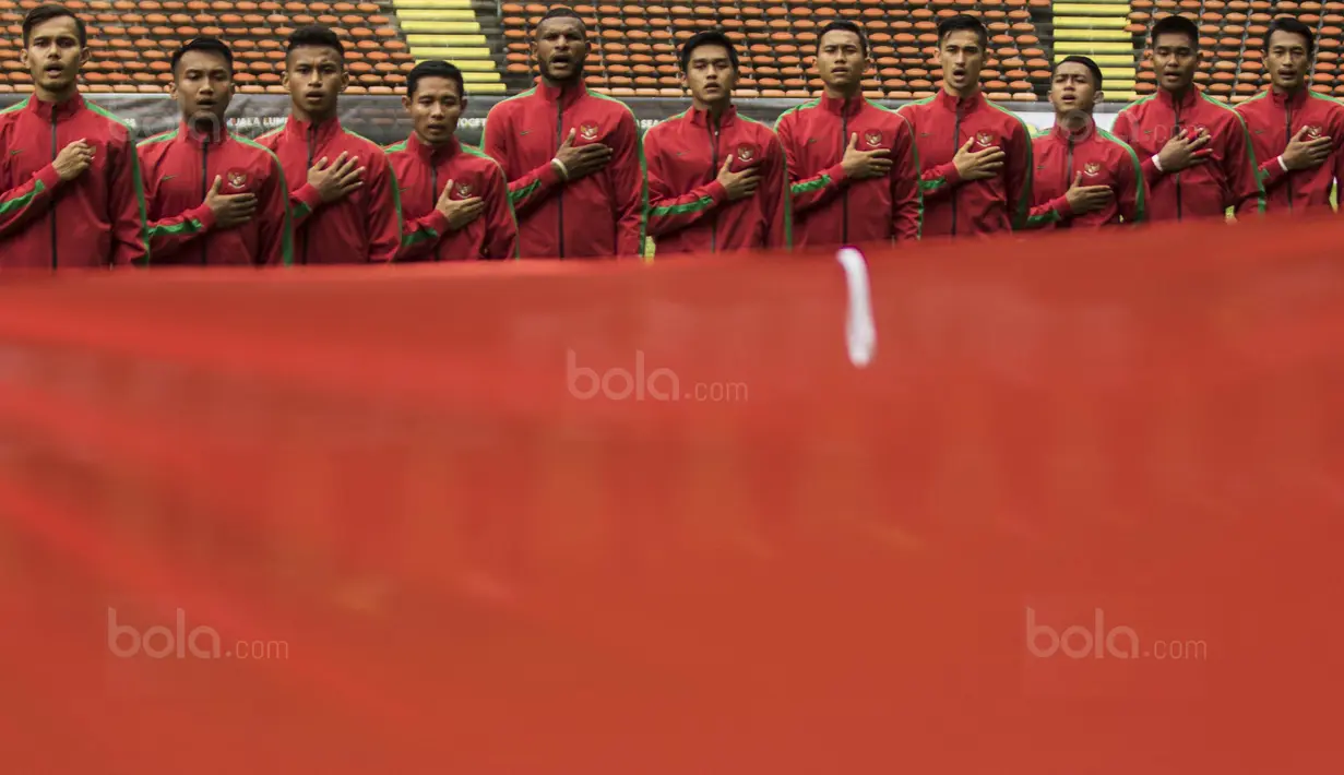 Para pemain Timnas Indonesia menyanyikan lagu Indonesia Raya sebelum melawan Thailand pada laga SEA Games di Stadion Shah Alam, Selangor, Selasa (15/8/2017). Kedua negara bermain imbang 1-1. (Bola.com/Vitalis Yogi Trisna)